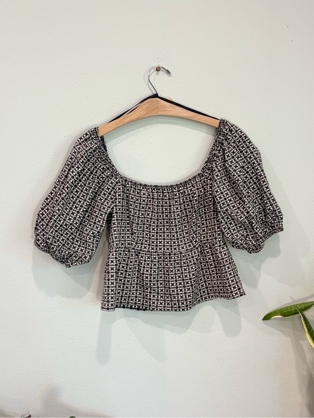 Sim & Sam | Square Neckline Puff Sleeve Top | Size Medium